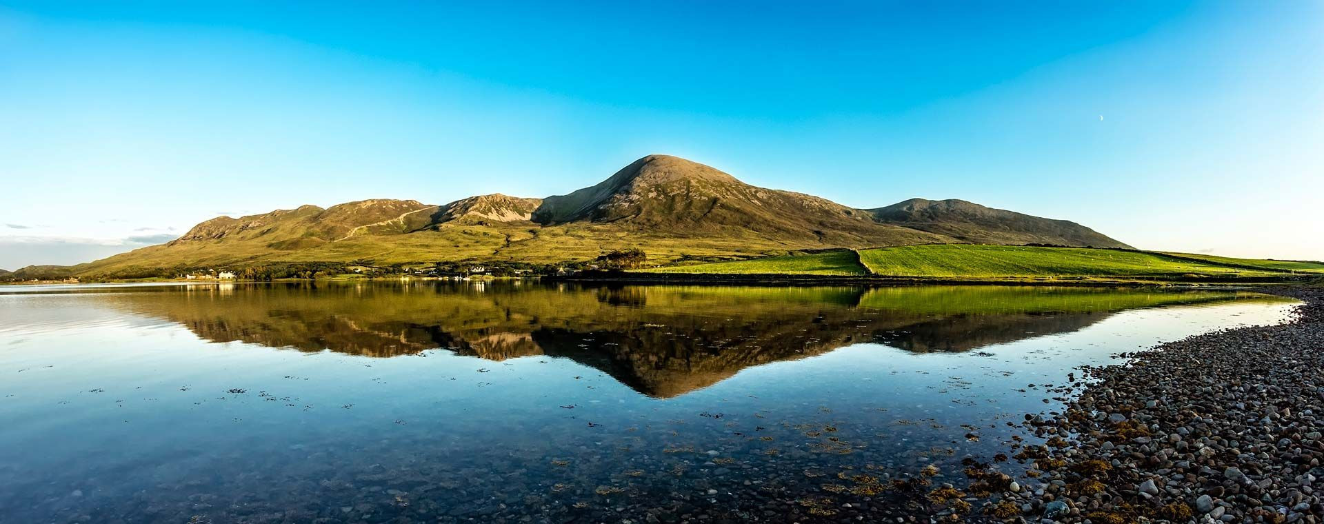 Montagne se reflétant dans un lac calme - Connemara - Irlande
