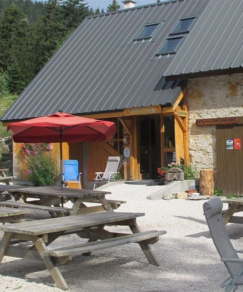 © JC Praire Refuge de montagne et terrasse ensoleillée - Refuge de Gève - Vercors, France
