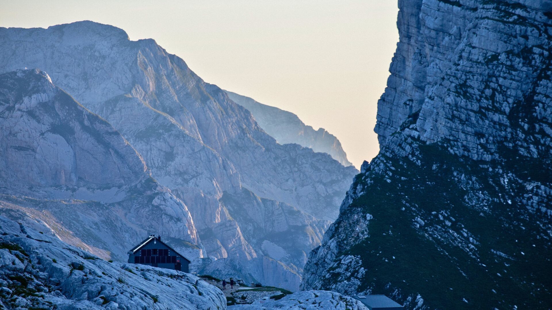 Refuge de montagne au pied de parois rocheuses - Alpes juliennes - Slovénie
