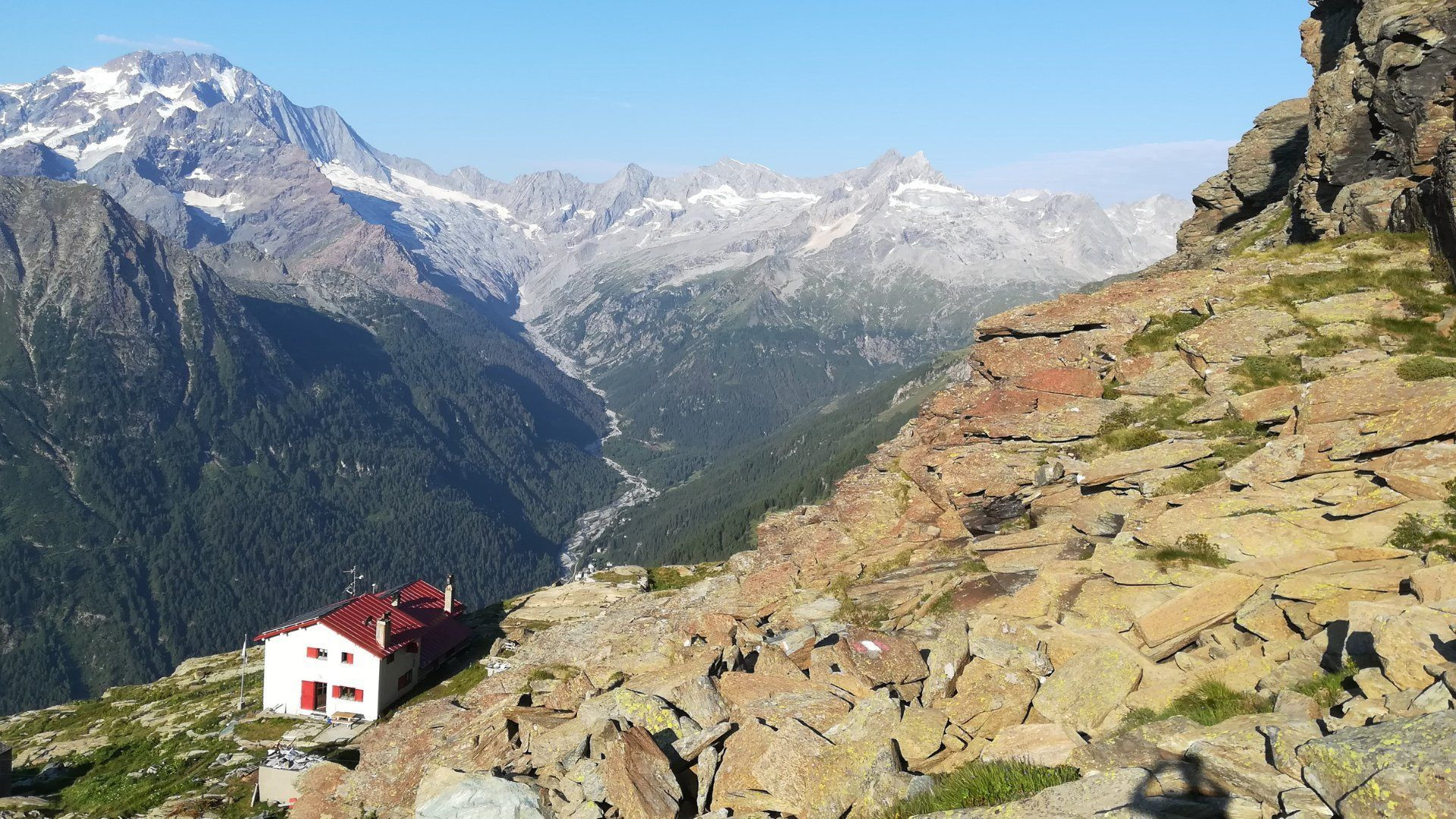 Refuge de montagne sur une crête rocheuse - Engadine - Suisse