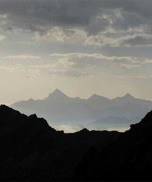 Silhouettes de montagnes au crépuscule depuis le col de Crosatie - Alpes - France