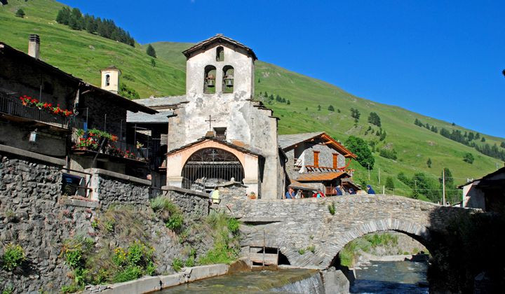 Village de montagne avec chapelle et pont en pierre - Queyras - Alpes françaises