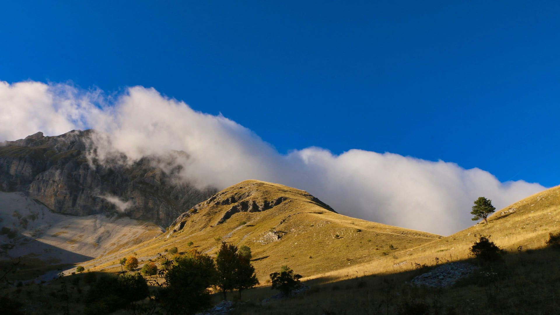 © Damien Desbenoit Montagnes du Buëch et nuages - Dévoluy - Hautes-Alpes - France