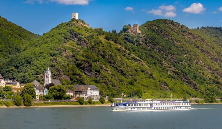 Bateau de croisière devant les châteaux de Sterrenberg et Liebenstein - Kamp-Bornhofen - Vallée du Rhin - Allemagne
