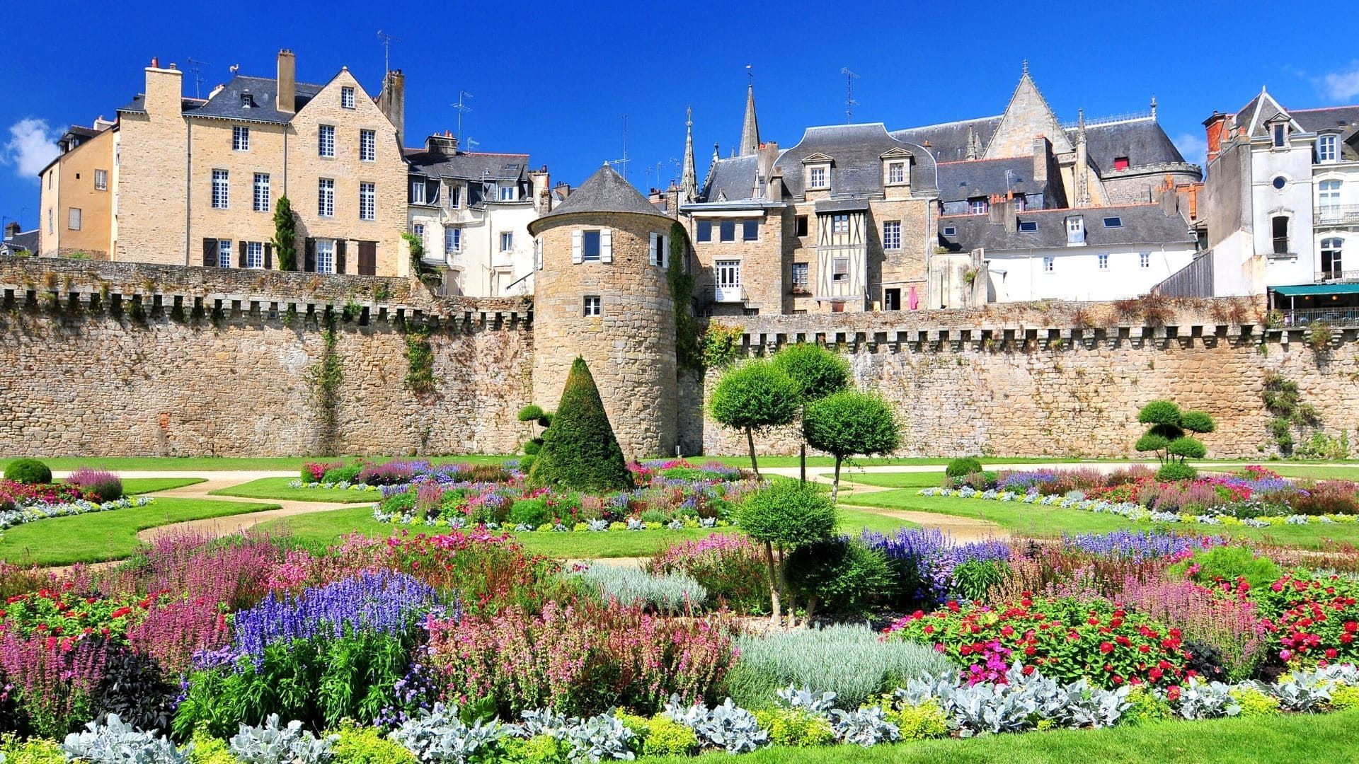 Remparts et jardins fleuris de la vieille ville de Vannes - Bretagne - France