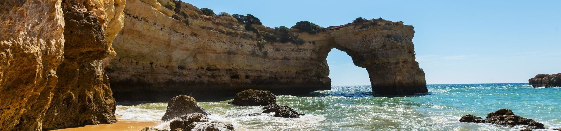 Arche rocheuse naturelle sur une plage - côte de l'Algarve - Portugal