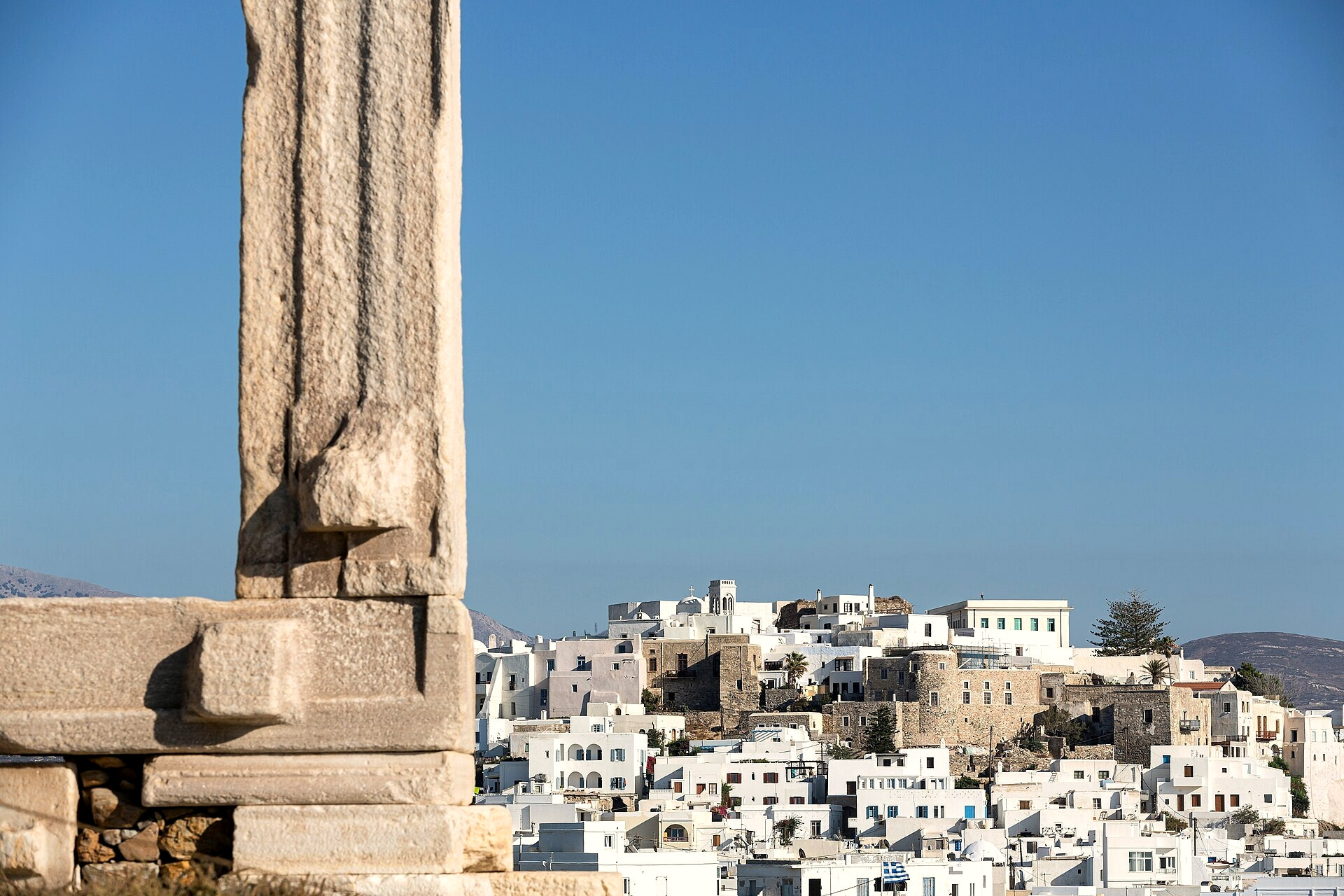 © Manfred Werner (Tsui), Wikimedia Commons (CC BY-SA 4.0) The Portara and Naxos Town, on the same island as Nissaki Beach Hotel