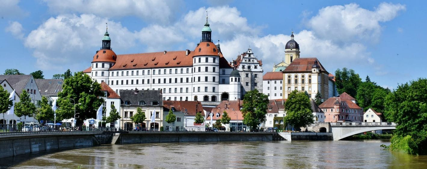 Château de Neubourg-sur-le-Danube au bord du fleuve - Bavière - Allemagne