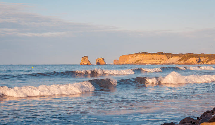 Rochers des Deux Jumeaux et vagues au coucher du soleil - Côte basque - France