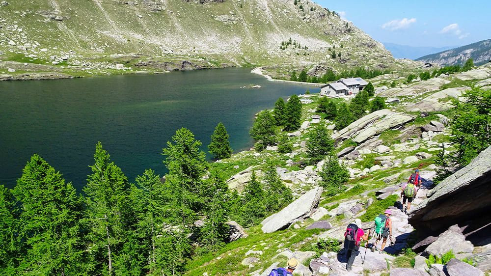 Randonneurs descendant vers le refuge et son lac - Mercantour - France