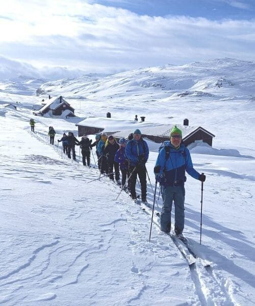 © Matthieu Offredi Skieurs de randonnée nordique près des refuges - Norvège