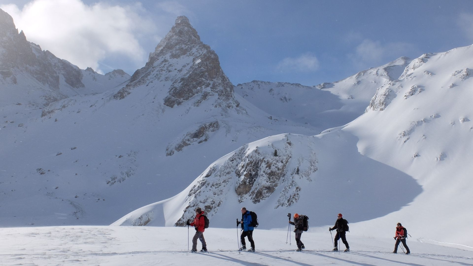 Skieurs de randonnée nordique en montagne enneigée - Alpes - France