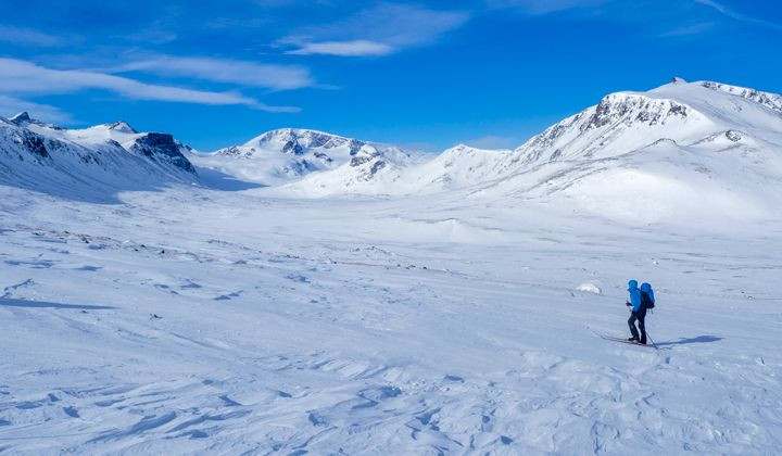 Ski de randonnée nordique dans une vallée glaciaire - Jotunheimen, Norvège