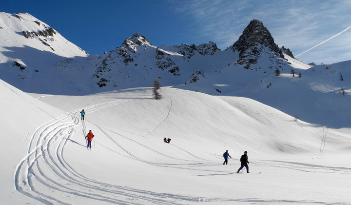 Ski de randonnée face aux sommets enneigés - Vercors - France
