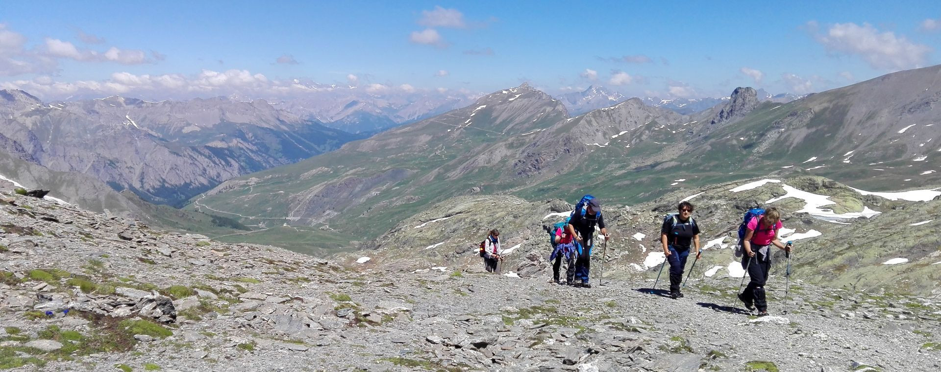 Randonneurs en montagne face à la vallée - Alpes - France