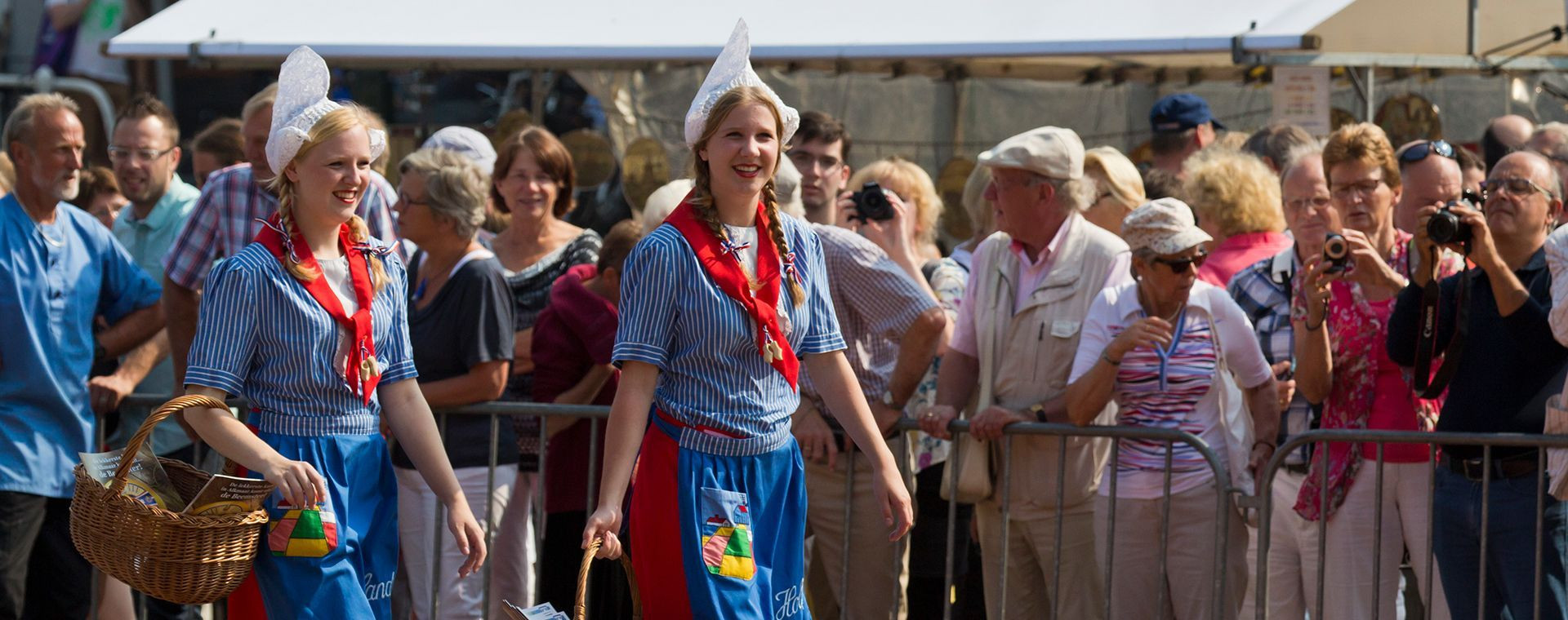 Femmes en costume traditionnel hollandais lors d'une fête - Hollande-Septentrionale - Pays-Bas