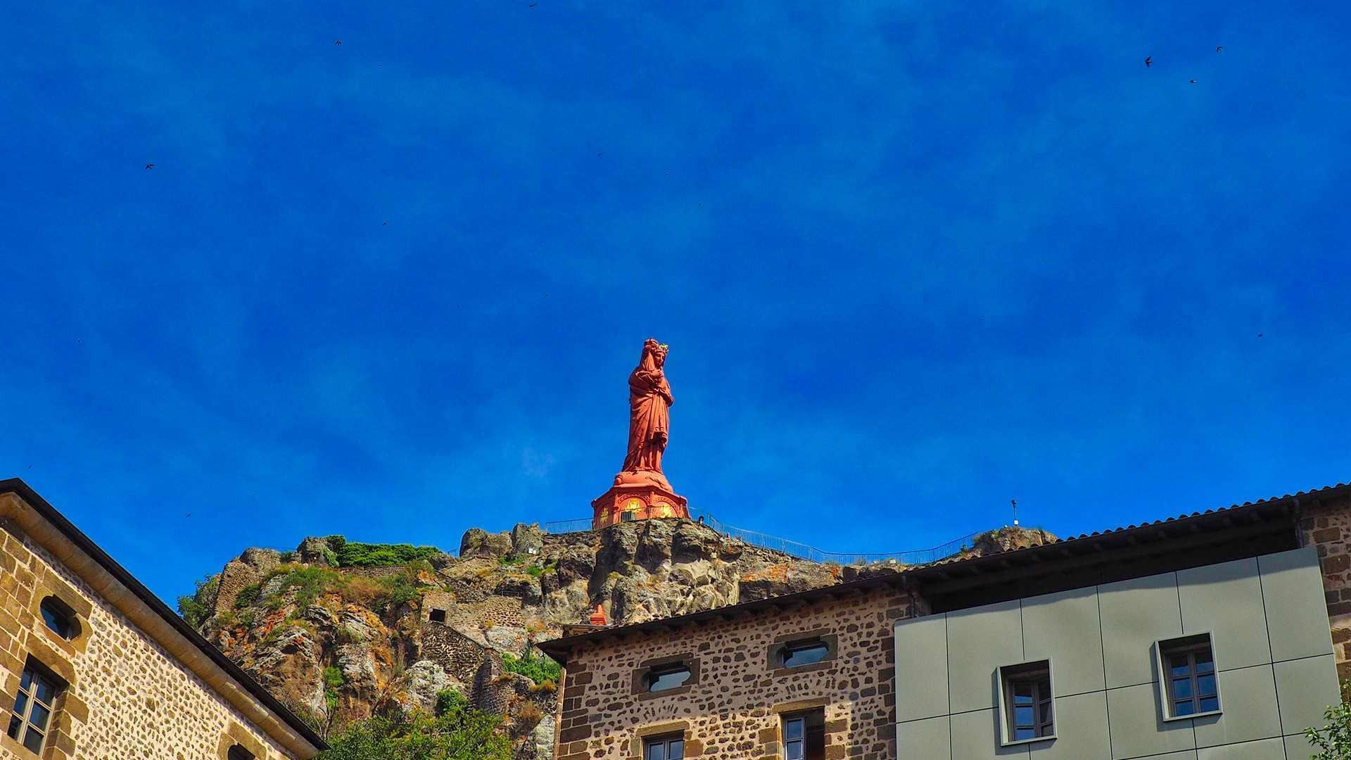 Statue Notre-Dame de France dominant la ville - Le Puy-en-Velay - France