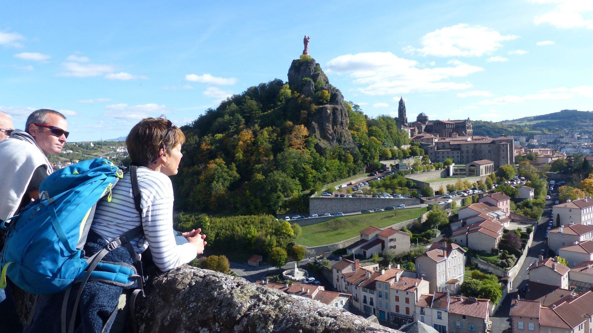 Randonneurs admirant le rocher Corneille et la cathédrale - Le Puy-en-Velay - Auvergne