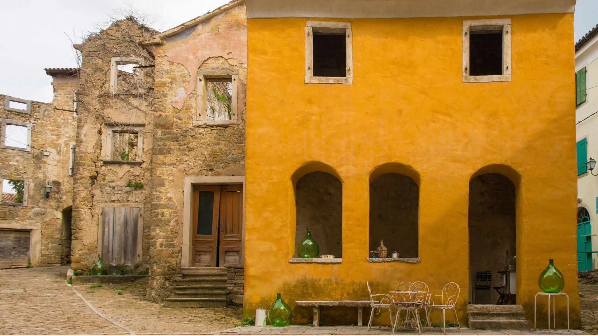 Maison ocre et dame-jeanne sur la place - Oprtalj - Istrie - Croatie