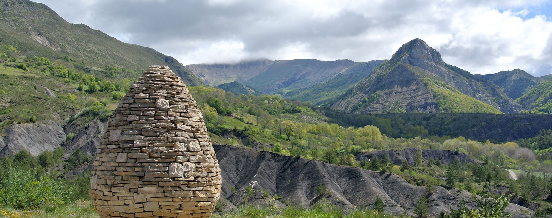 Cairn de pierres d'Andy Goldsworthy face aux Préalpes - Digne-les-Bains - France