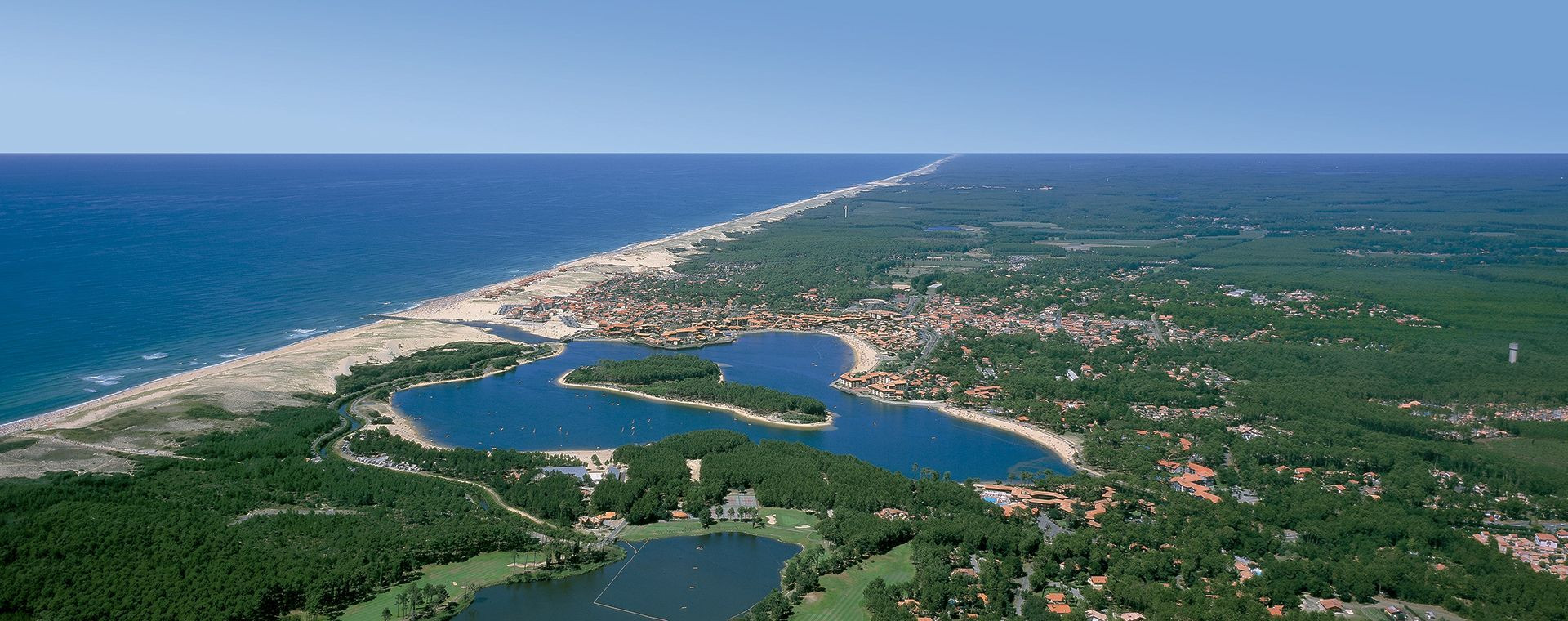 Vue aérienne du lac et du littoral de Vieux-Boucau-les-Bains - Landes - France