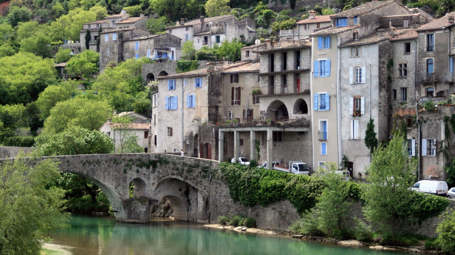 Vieux pont et village de Sauve - Cévennes - Gard, France