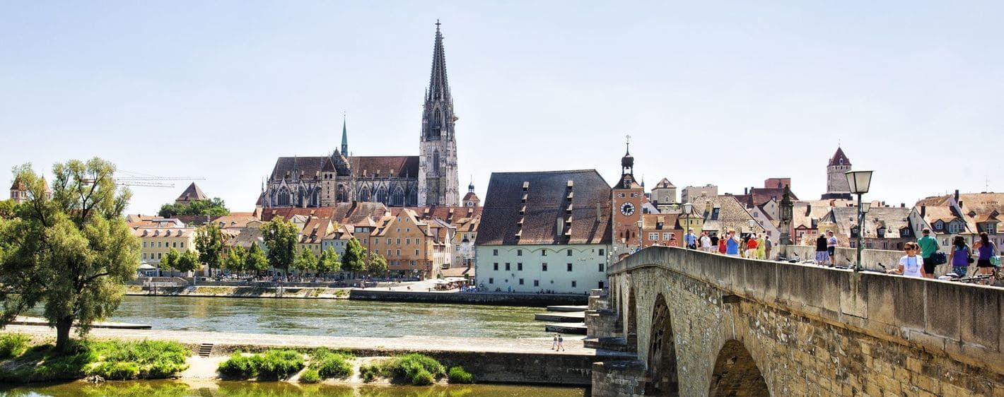 Vieux pont de pierre et cathédrale de Ratisbonne - Bavière - Allemagne