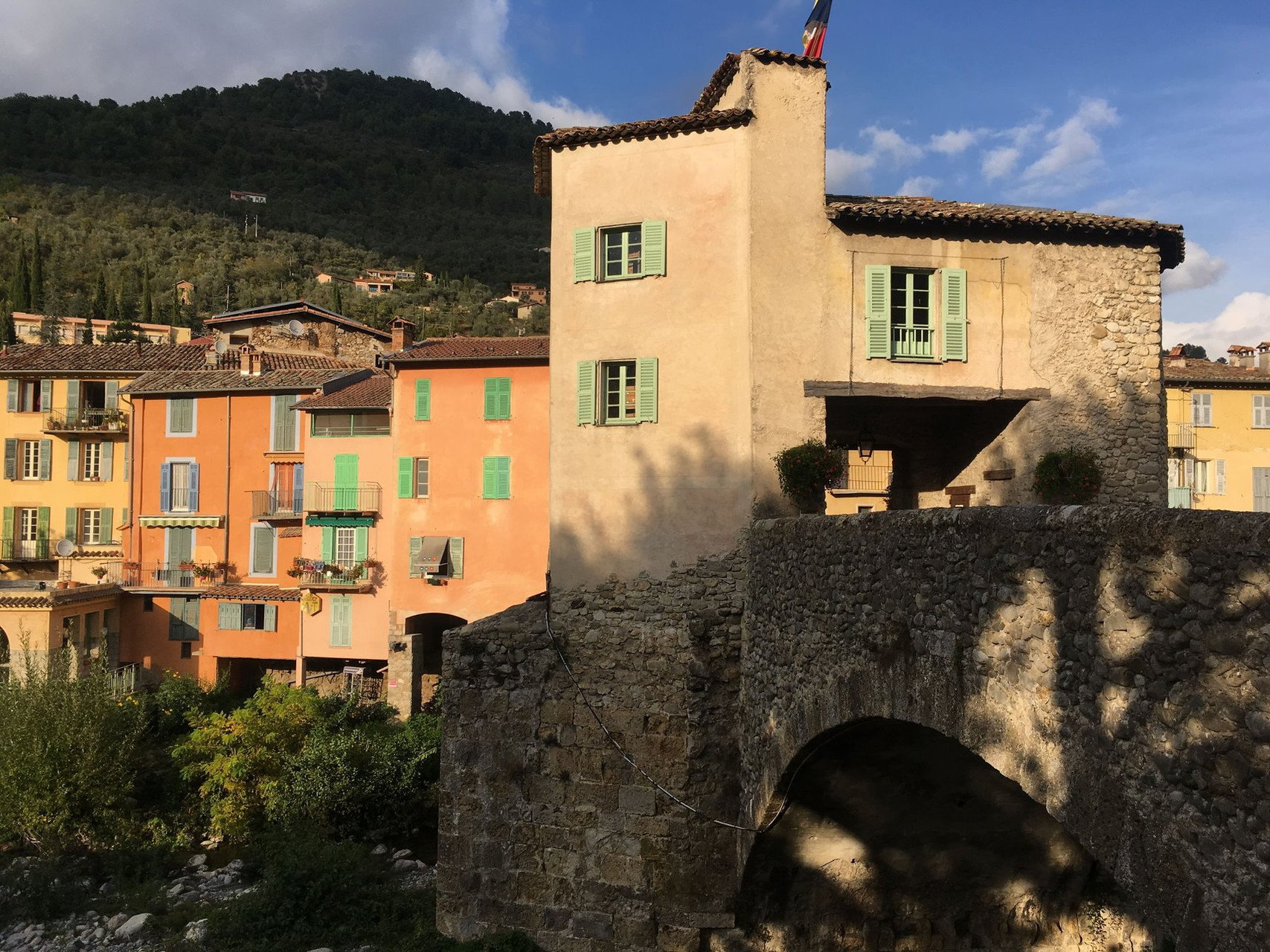 © Wilfrid Valette Vieux pont de pierre et maisons aux façades pastel - village de Provence - France