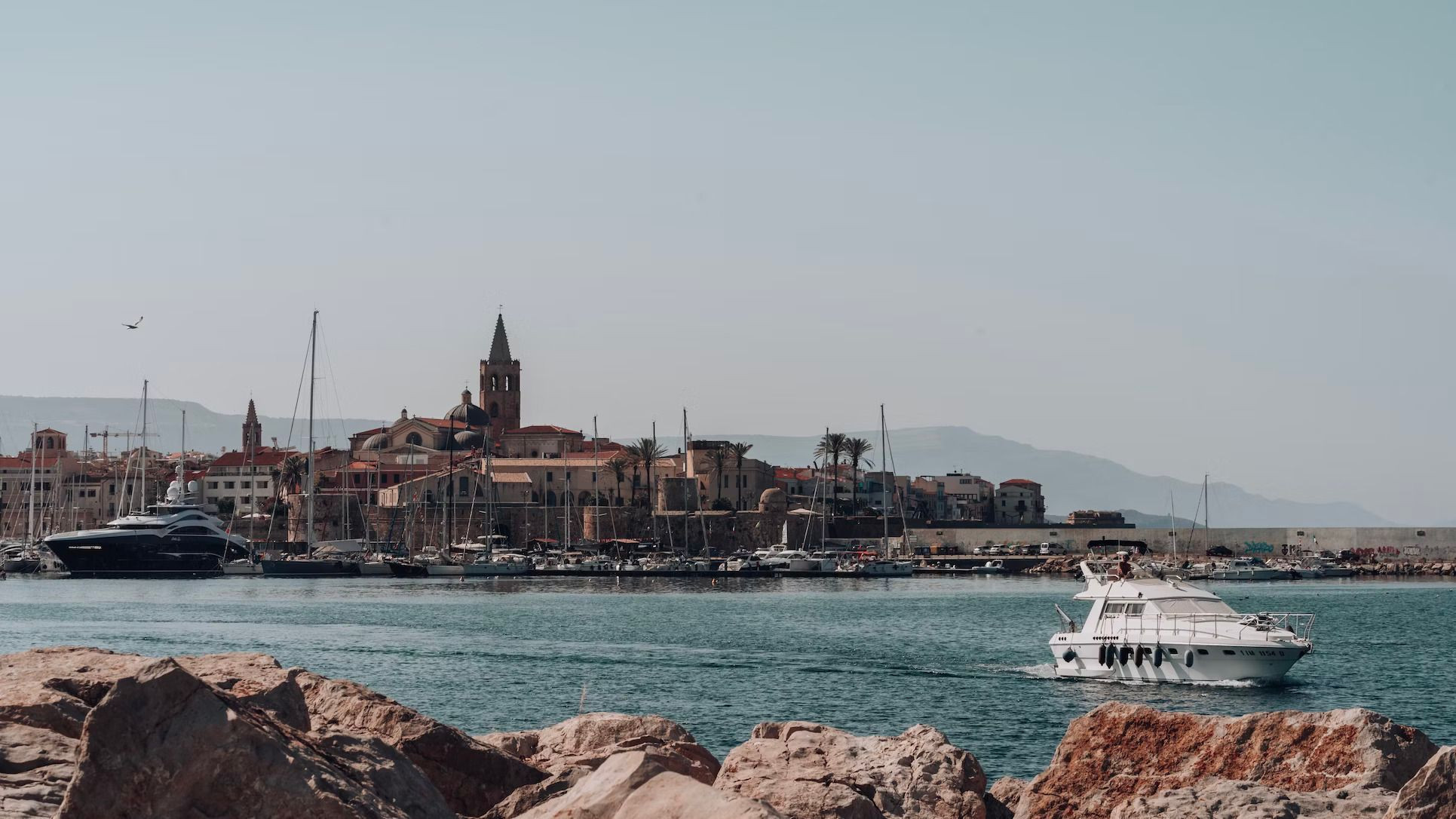 Vieille ville et port d'Alghero vus de la mer - Sardaigne - Italie