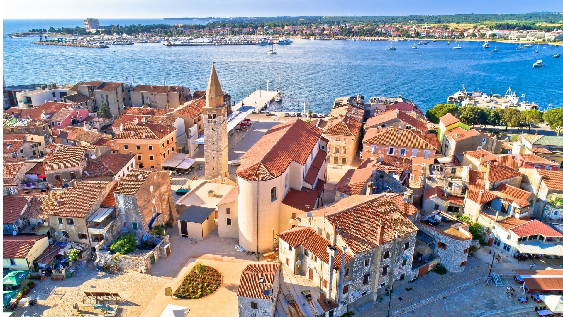 Vue aérienne de la vieille ville et du port d'Umag - Istrie - Croatie