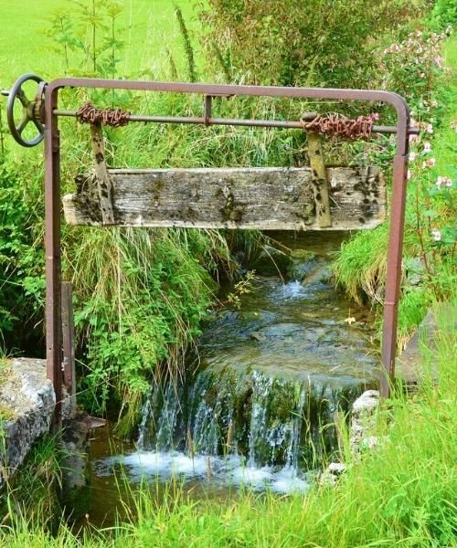Ancienne vanne d'eau sur un ruisseau de montagne