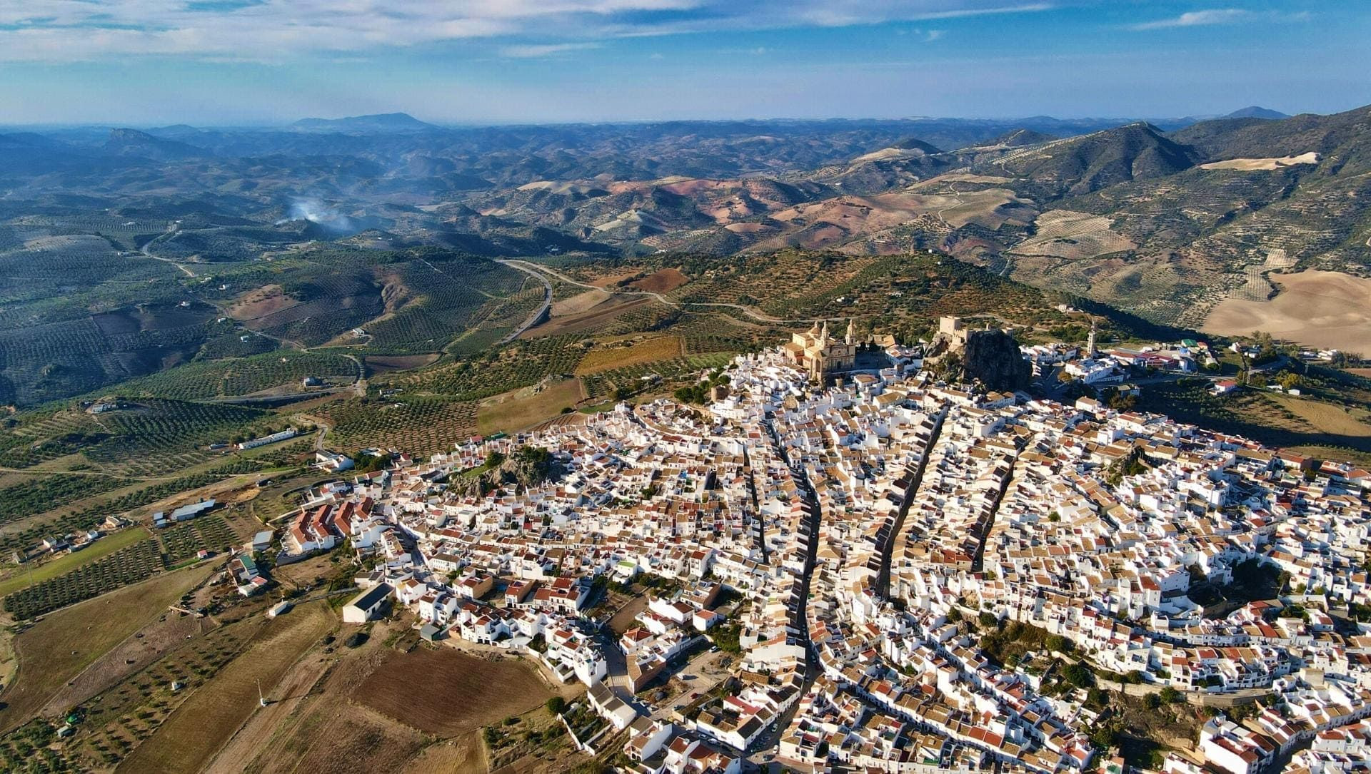 Vue aérienne du village blanc d'Olvera - Andalousie - Espagne