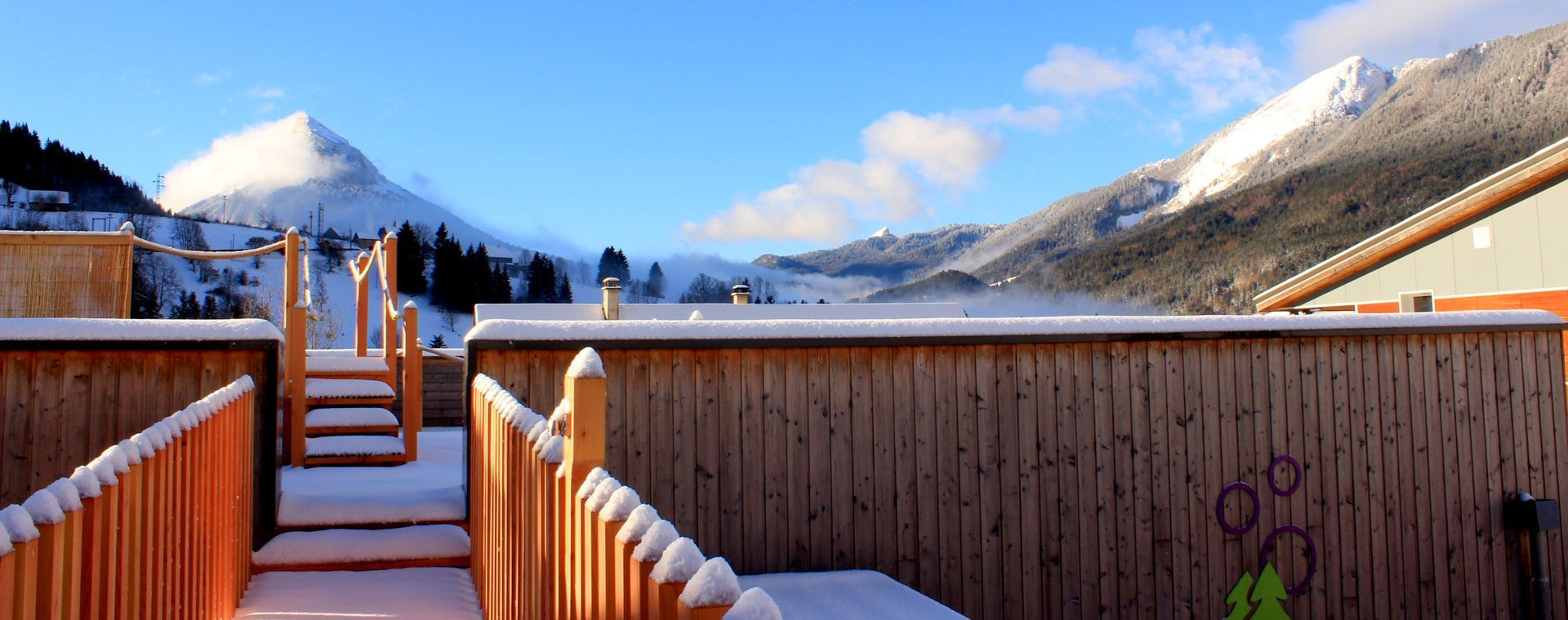 Terrasse enneigée avec vue sur les montagnes en hiver - Saint-Pierre-de-Chartreuse - Chartreuse, France