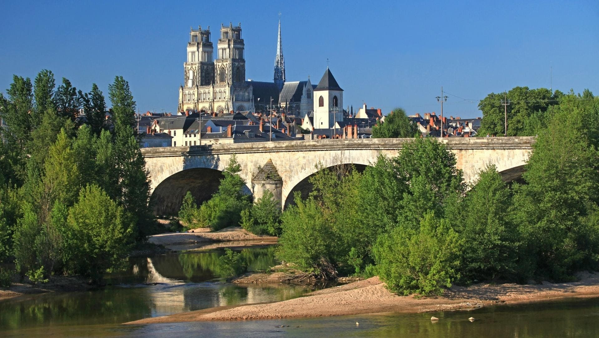 Cathédrale et pont sur la Loire - Orléans - France