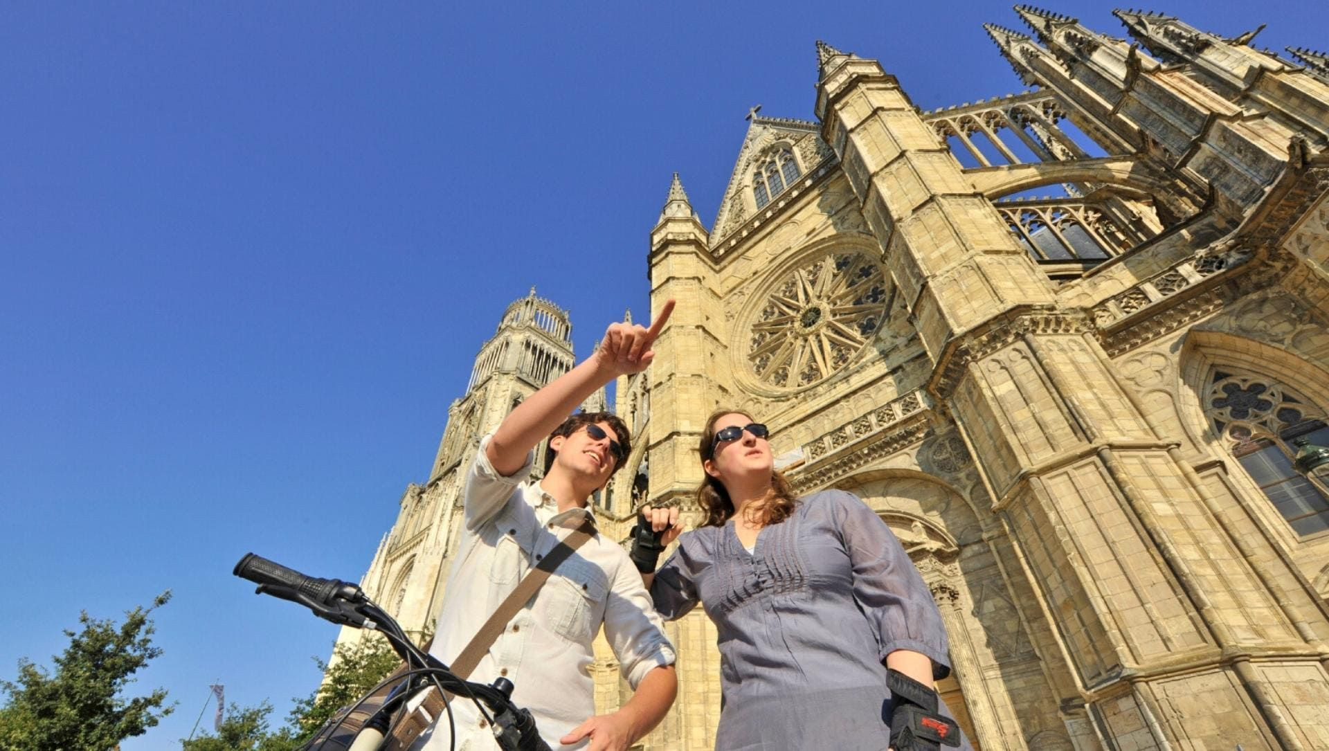 Cyclistes devant la cathédrale Sainte-Croix - Orléans - France