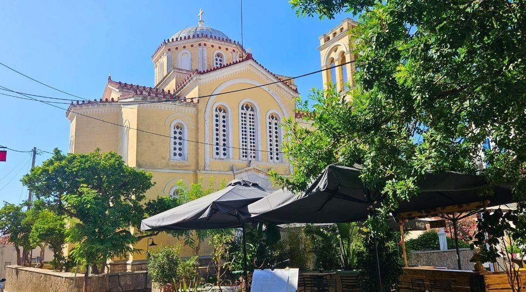 Église orthodoxe et terrasse de taverne - Cythère - Grèce