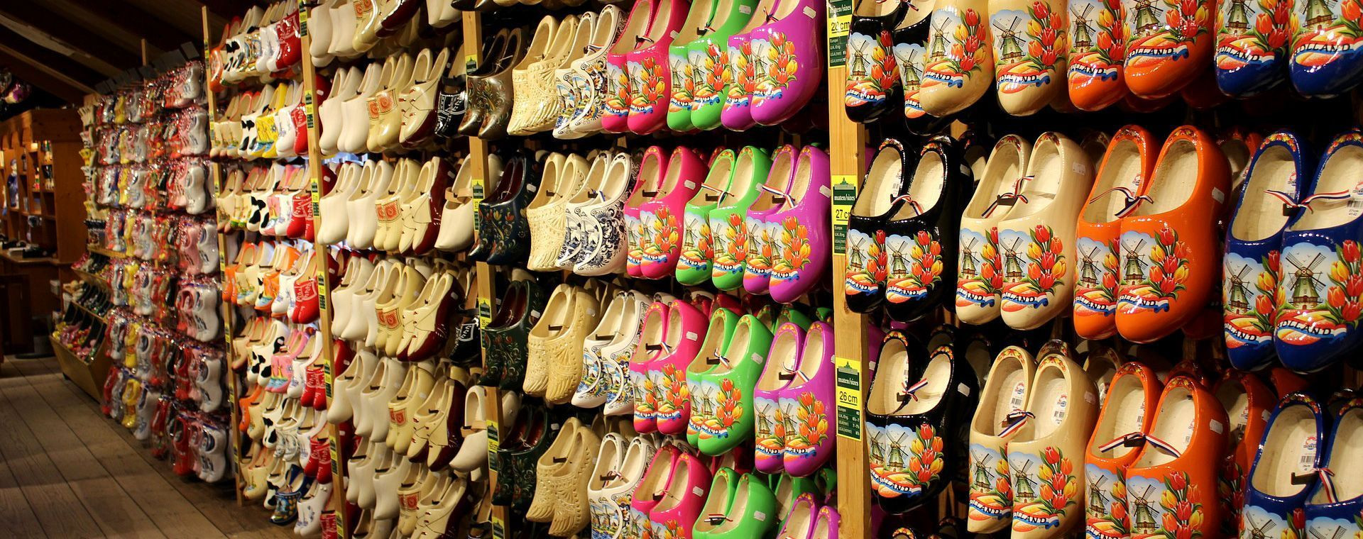 Sabots en bois hollandais colorés en boutique - Pays-Bas