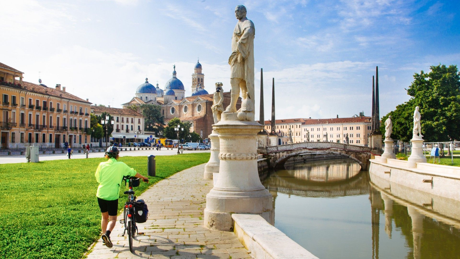 Cycliste sur la place Prato della Valle et basilique Sainte-Justine - Padoue - Vénétie, Italie