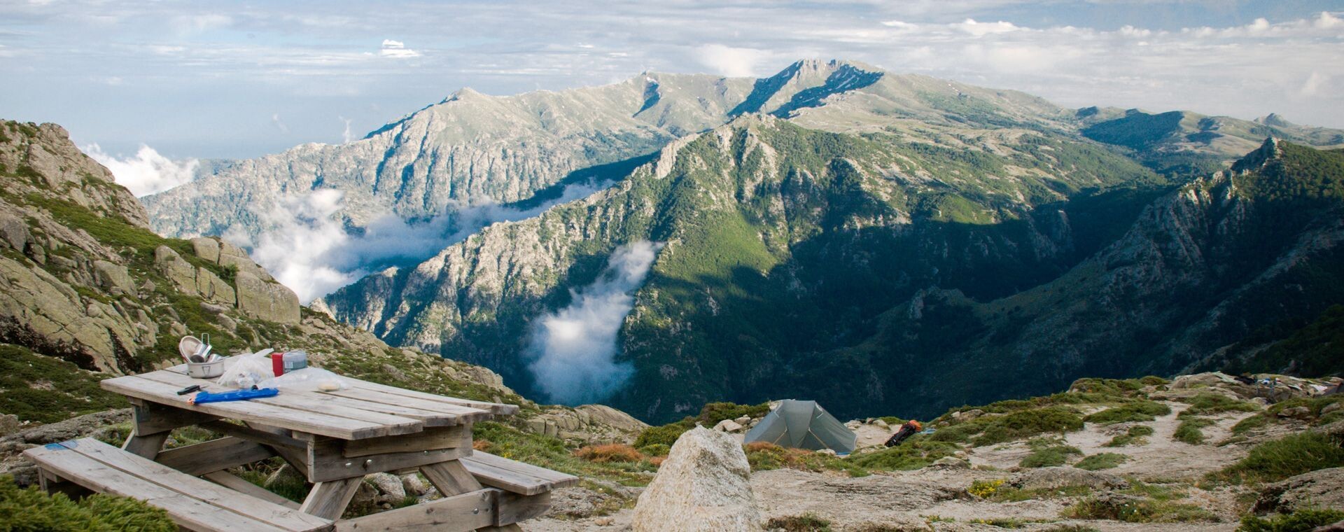 Bivouac et table face au panorama montagneux - refuge d'Usciolu - GR20 - Corse