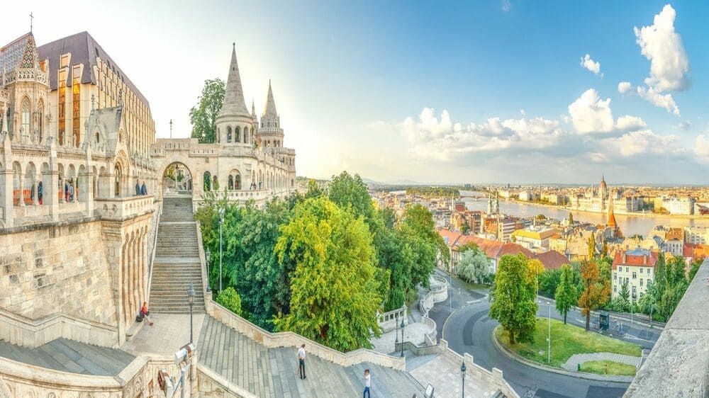 Bastion des Pêcheurs et Parlement sur le Danube - Budapest - Hongrie