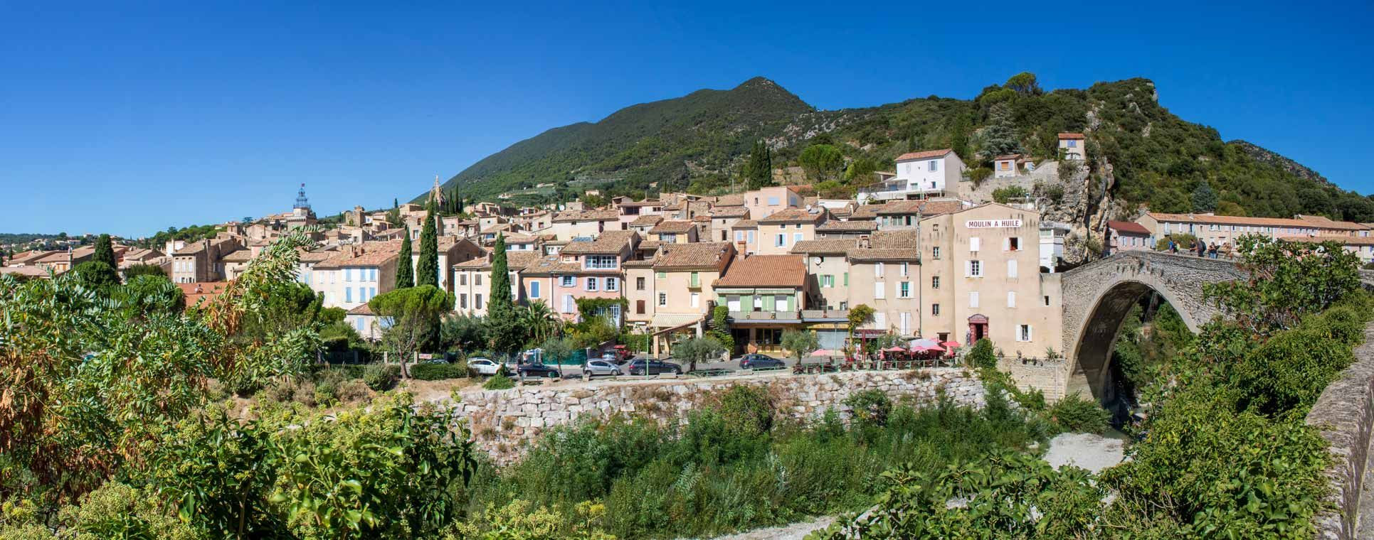 Panorama du vieux Nyons et son pont roman - Drôme provençale - France