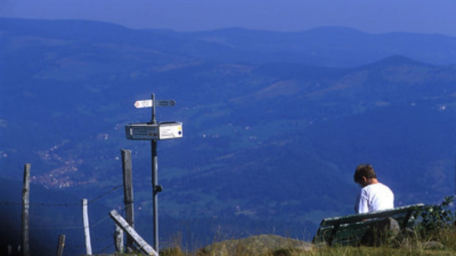Randonneur au sommet face au panorama brumeux - Vosges - France