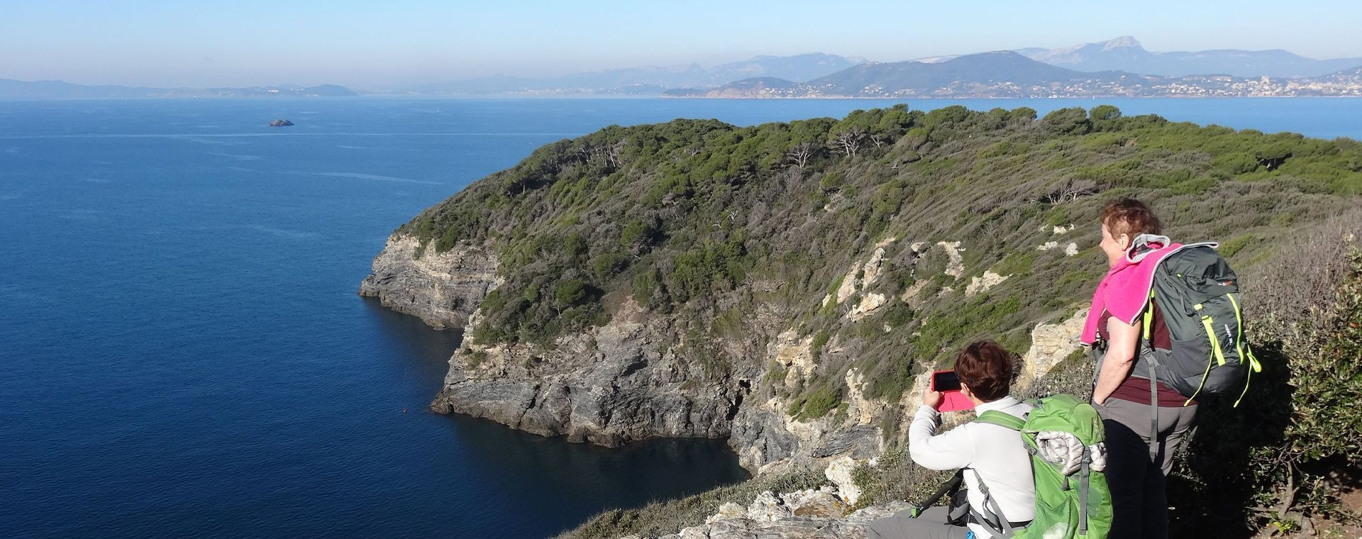 Randonneurs sur le sentier littoral de la presqu'île de Giens - Var - France