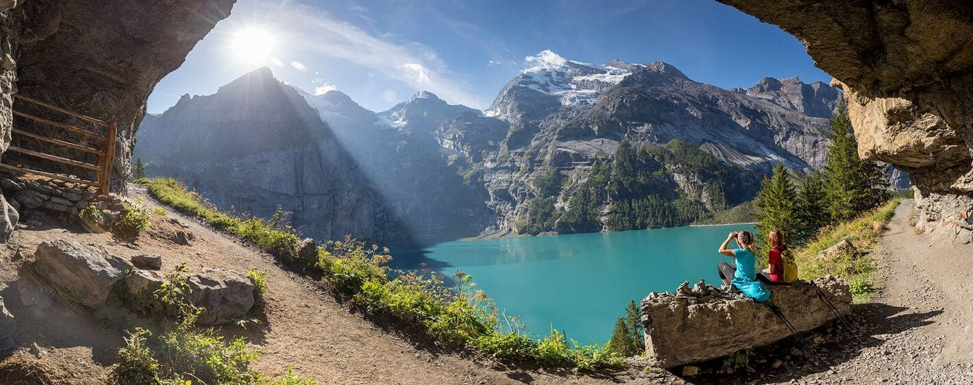Randonneurs au-dessus du lac d'Oeschinen - Oberland bernois - Suisse