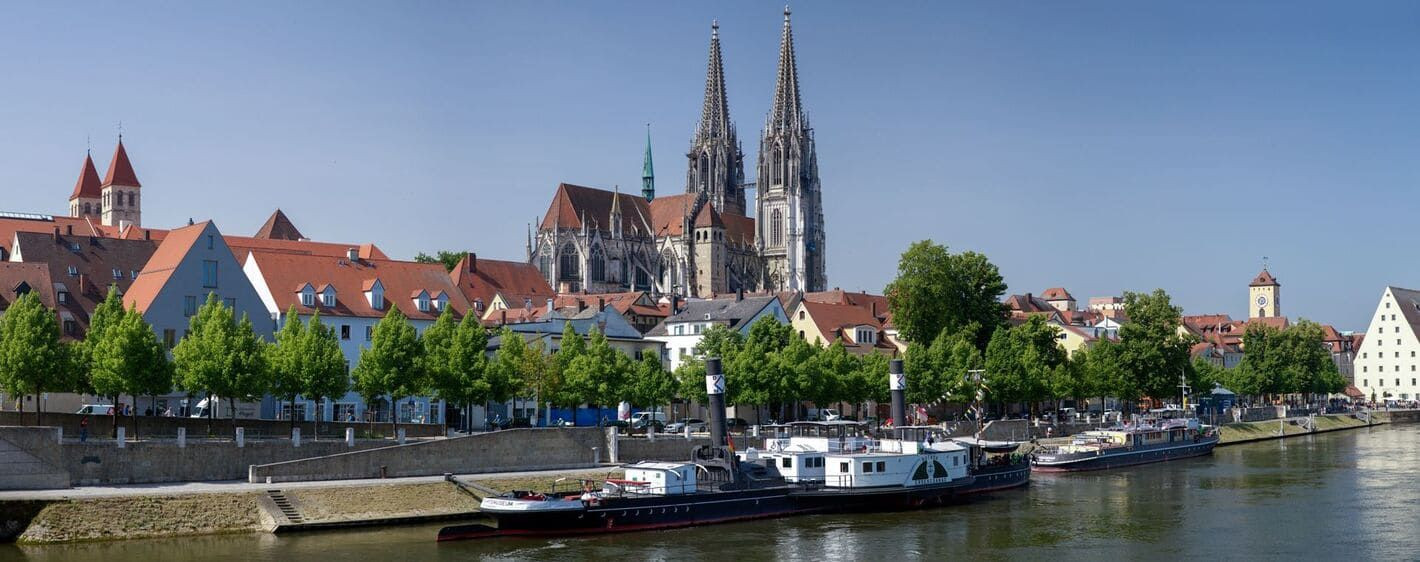 Cathédrale de Ratisbonne et péniches sur le Danube - Bavière - Allemagne