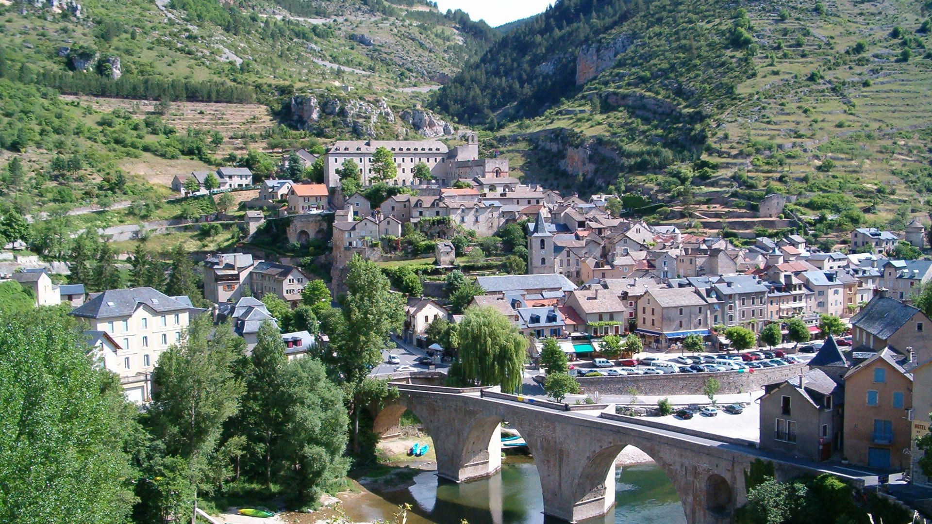 Village de Sainte-Énimie et son pont - Gorges du Tarn - France