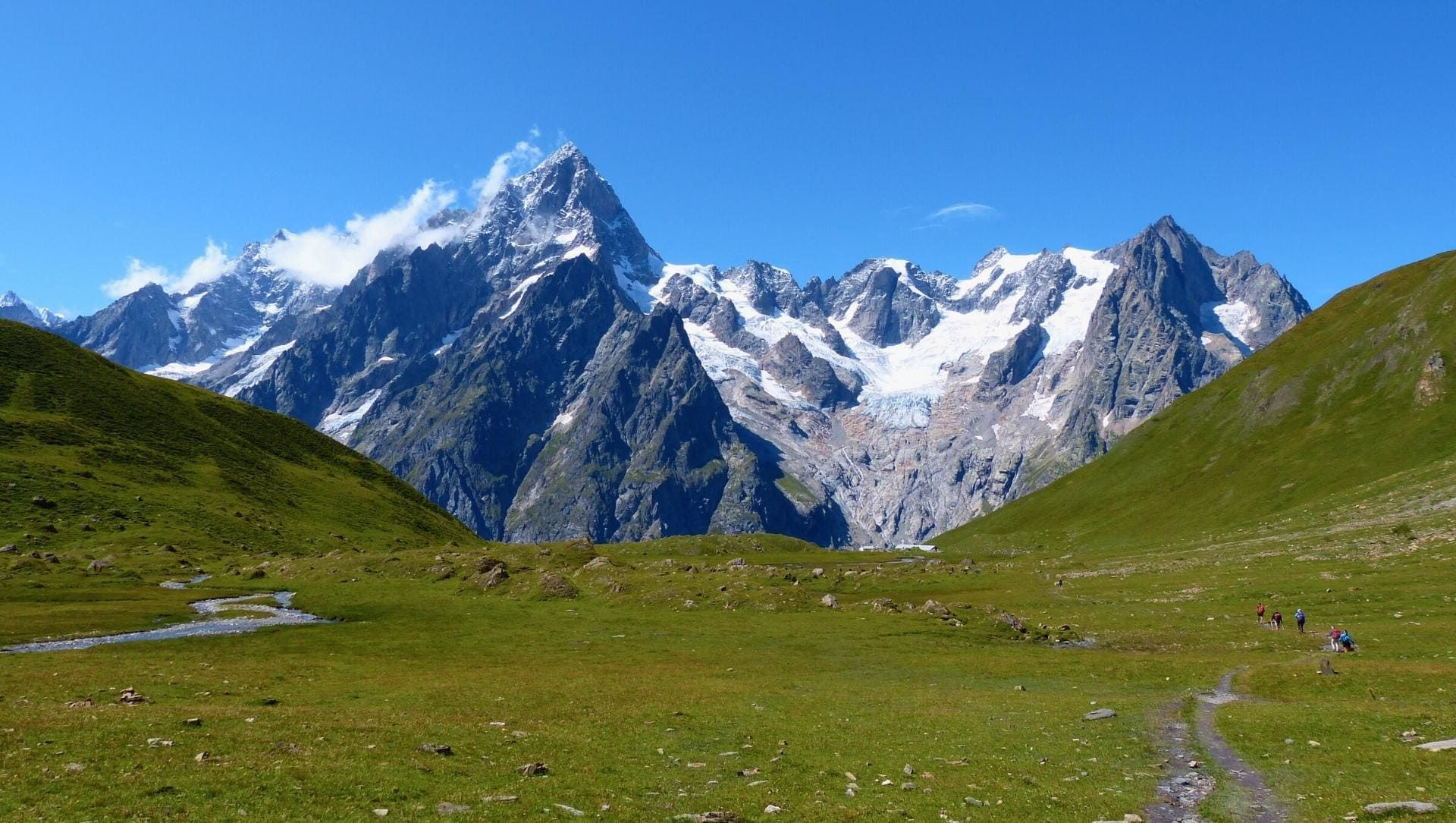 Sentier et prairie face aux sommets enneigés - Val Ferret - Italie