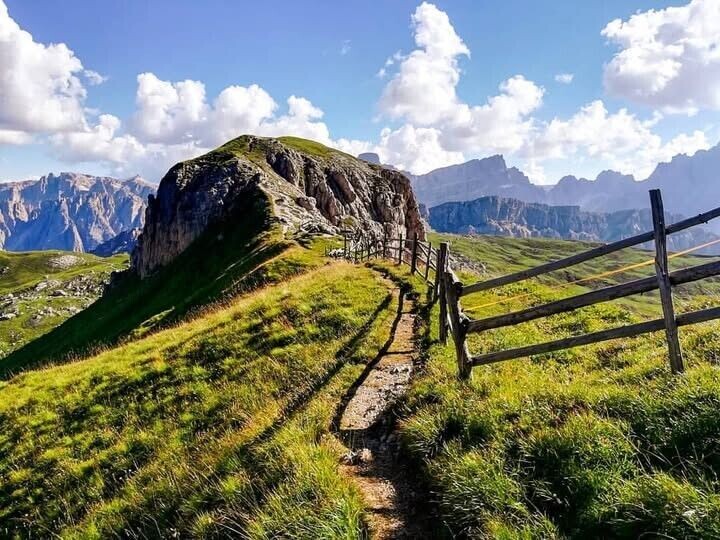 Sentier de crête avec clôture en bois - Dolomites - Italie