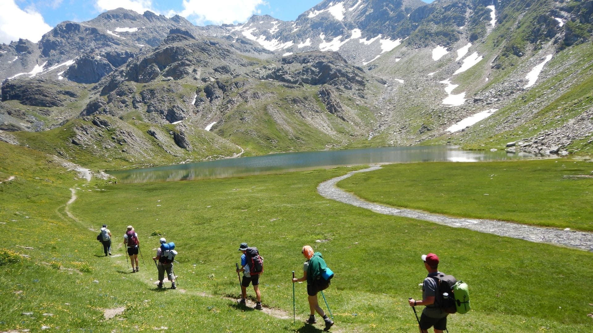 Randonneurs vers un lac de montagne - Queyras - Alpes du Sud - France