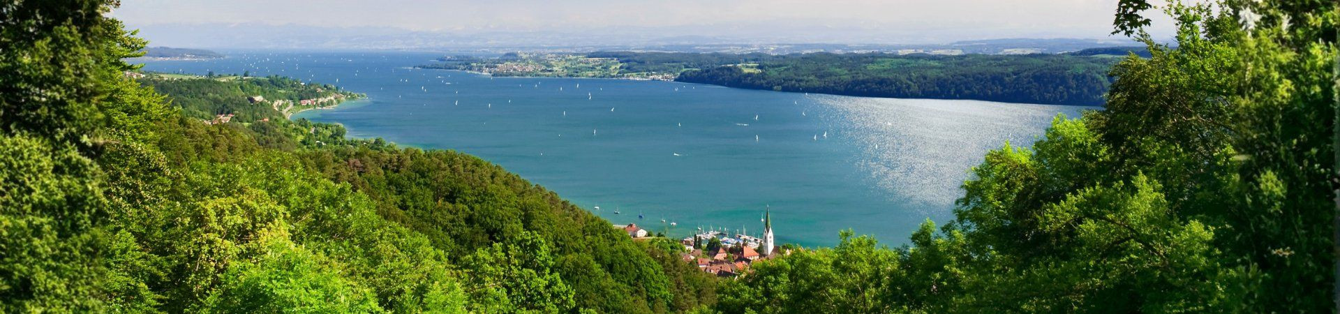 Vue panoramique sur le lac et un village - Lac de Constance - Allemagne